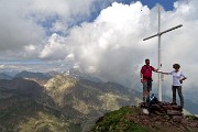 79 Croce di vetta del Pizzo Pradella (2626 m) con i Diavoli e Davide
